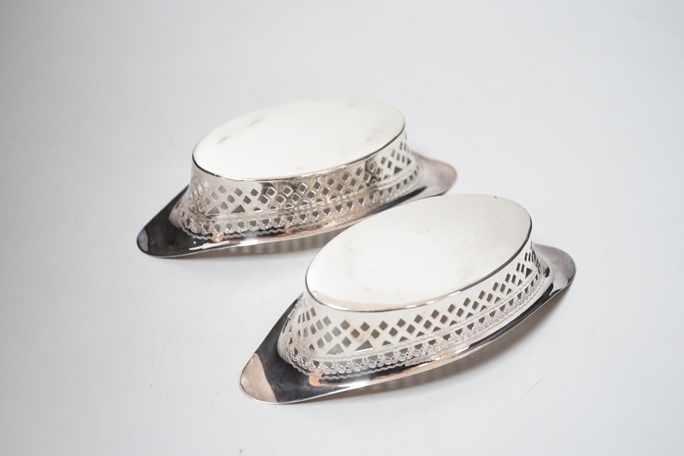 A pair of late Victorian pierced silver boat shaped bonbon dishes, Atkin Brothers, Sheffield, 1898, 16cm, 4.2oz.